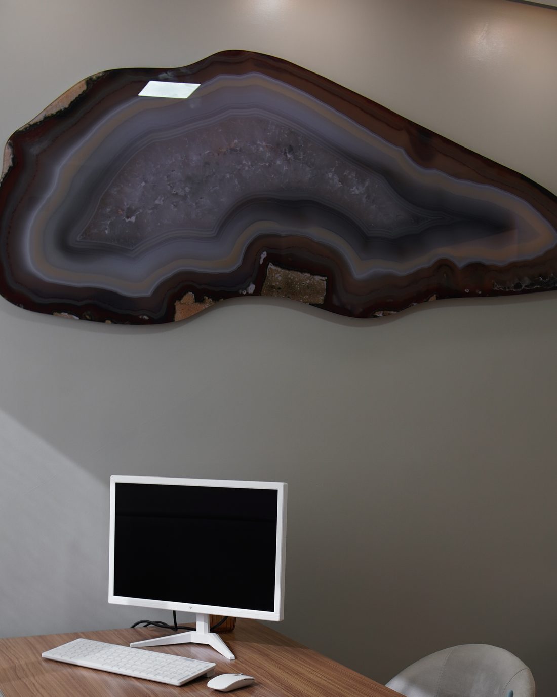 Sala de avaliação da ULTRA Wellness com painel de ágata